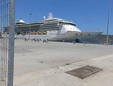 Το υπερπολυτελές κρουαζιερόπλοιο Jewel of Seas έδεσε στο λιμάνι της Σούδας (φωτό)